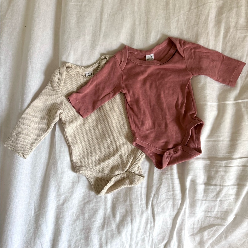 2 colored organics one sleeve onesies size 0-3 months